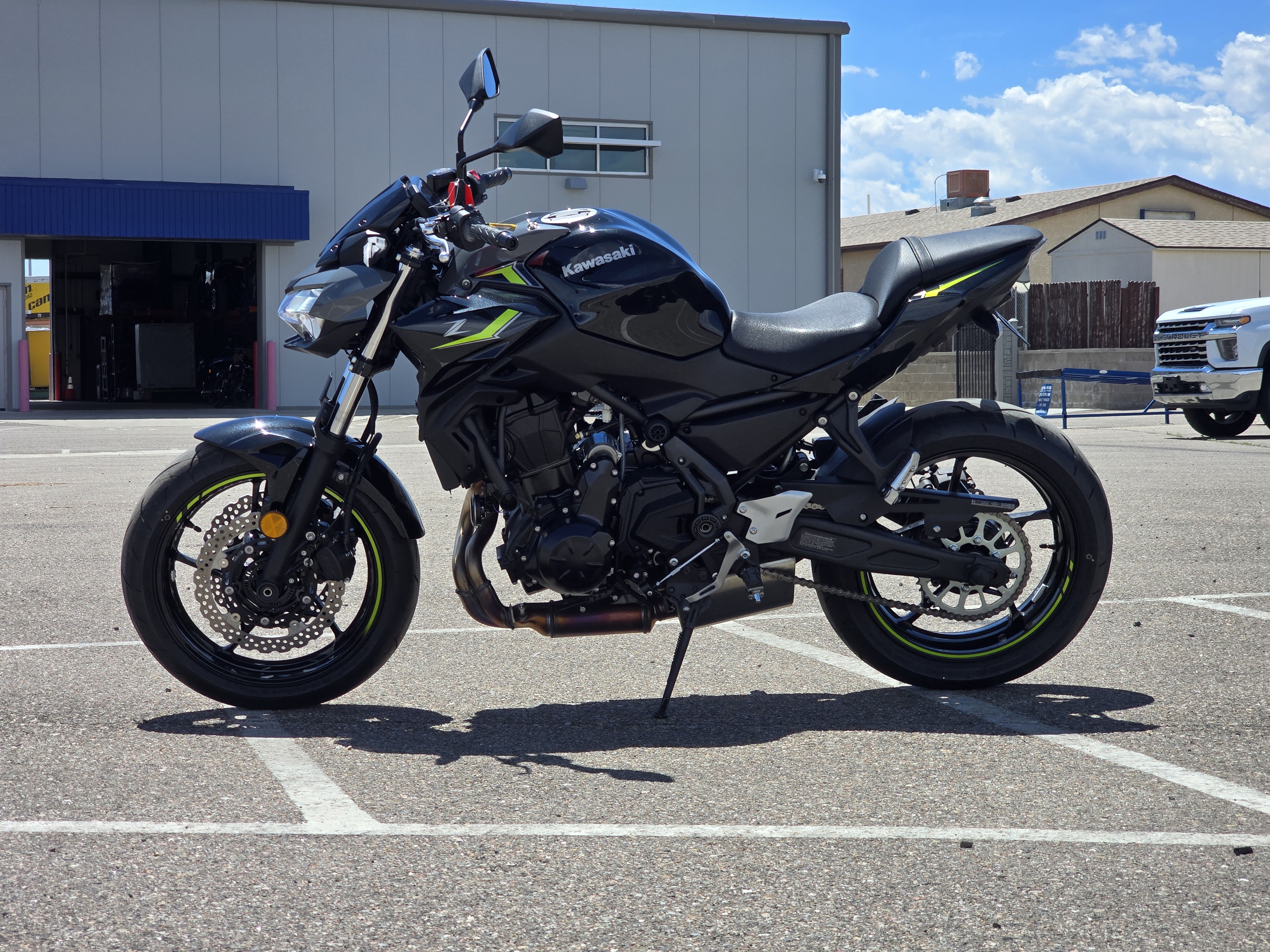2024-Kawasaki-Z650-Metallic-Matte-Dark-Gray/Metallic-Spark-Black